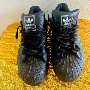 Adidas Shell Top Black sized 6